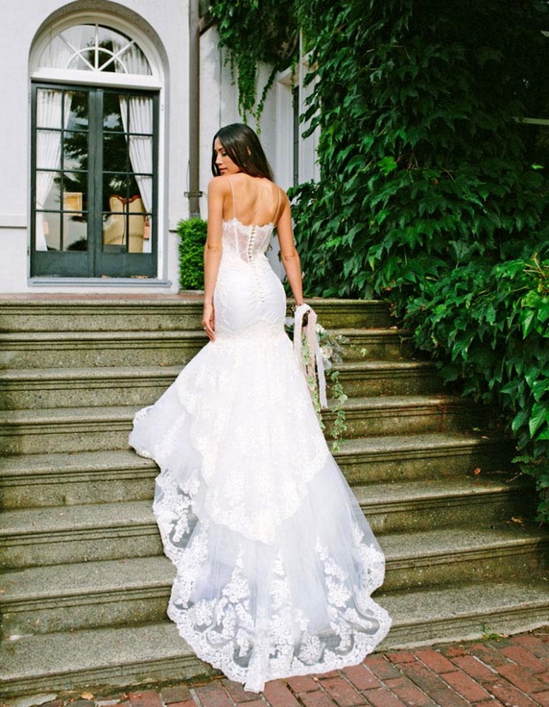 Свадебное платье с длинным шлейфом