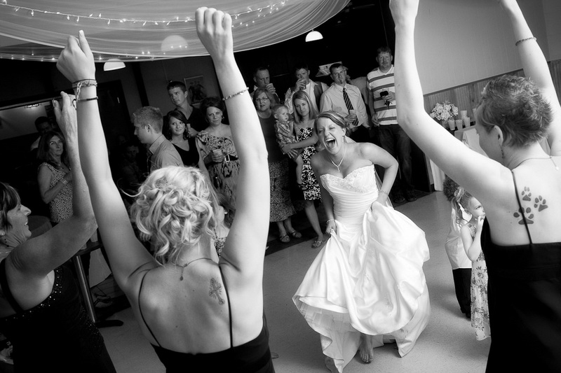 Танец невесты и подружек на свадьбе