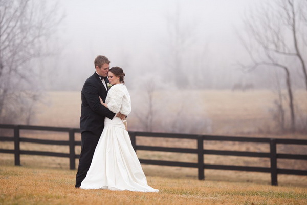 Фотосессия для зимней свадьбы в тумане