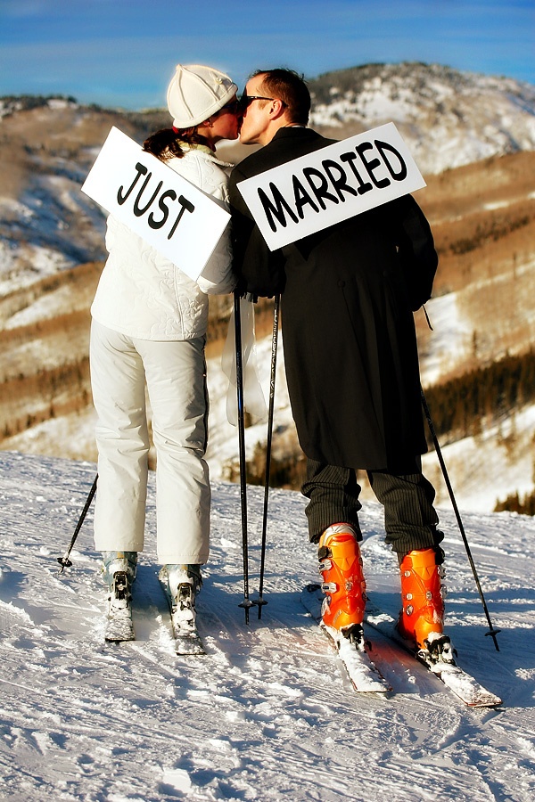 Фотосессия для зимней свадьбы на лыжах