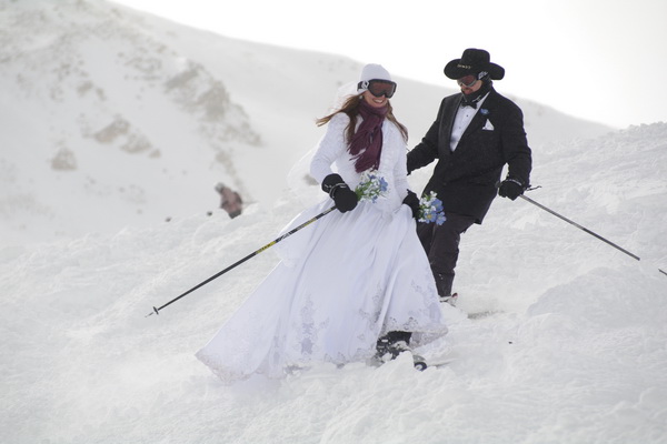 Идея фотосессии для зимней свадьбы на лыжах