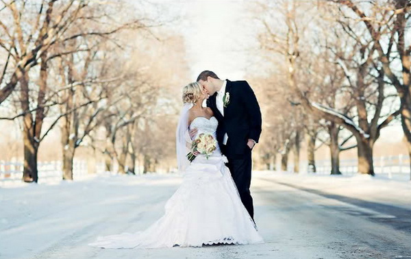 Идея фотосессии для зимней свадьбы в солнечную погоду