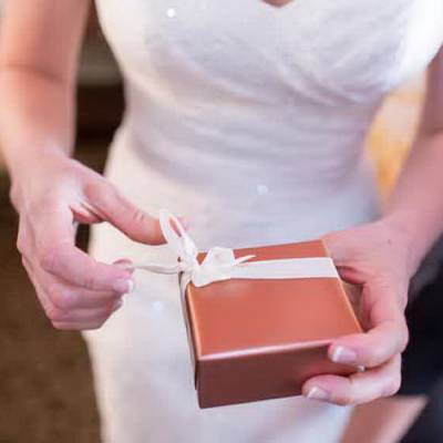 Подарок невесте на свадьбу от жениха: как выбрать и преподнести? 
