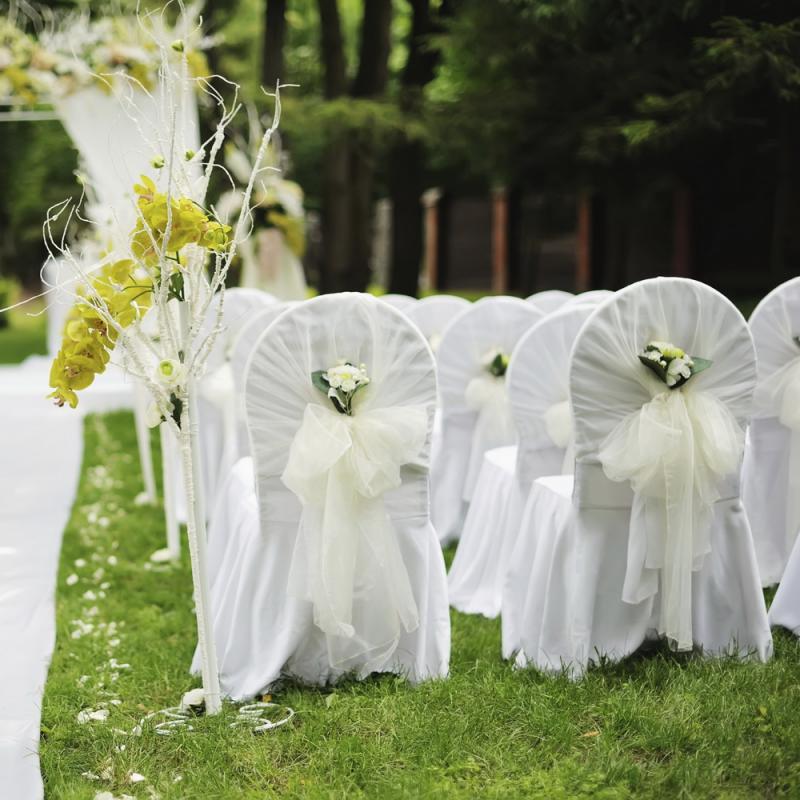 Оформление стульев на свадьбу. 8 идей + фото