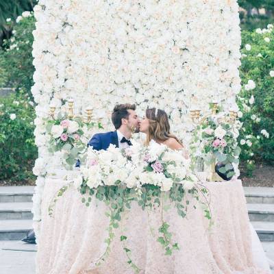 Стена из цветов на свадьбу – стильный и красивый элемент декора 