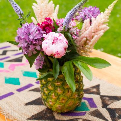 Мастер-класс: композиция из живых цветов в вазе из ананаса