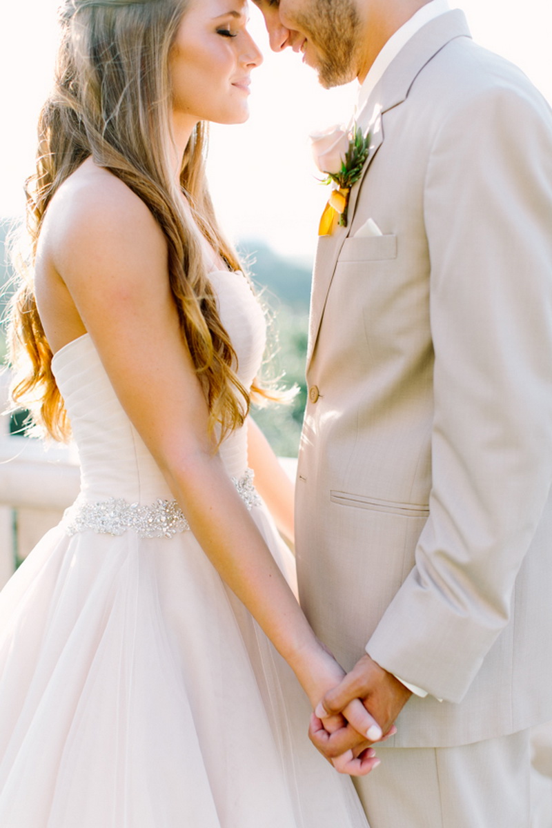 Жених и невеста в персиковом платье