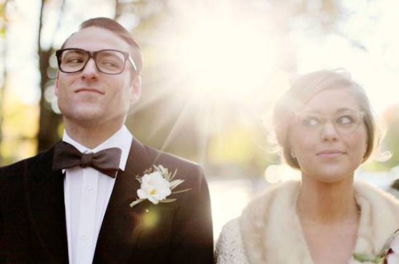 Невеста и жених на свадьбе в очках