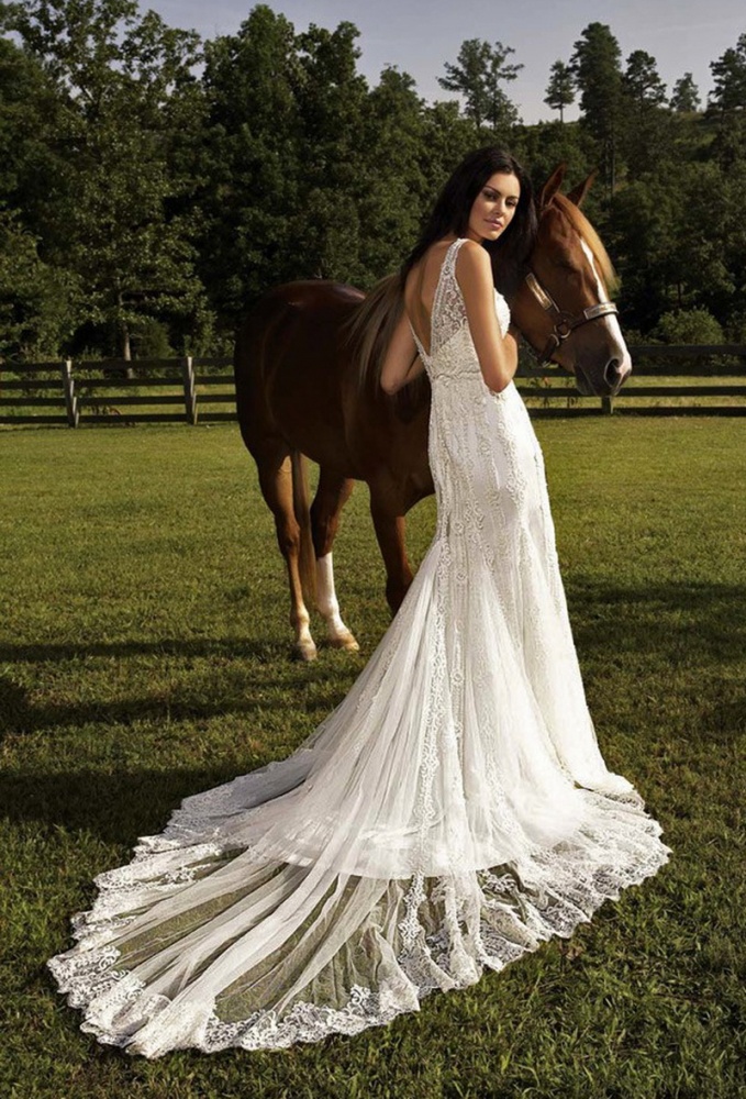 Платье невесты со шлейфом