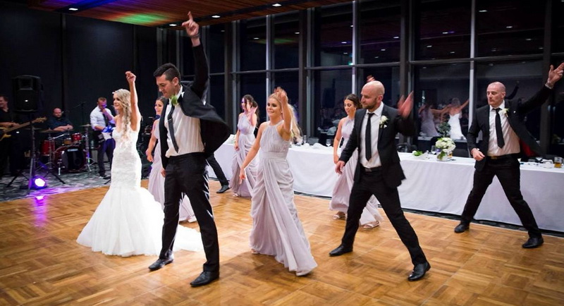 Танец с гостями на свадьбе