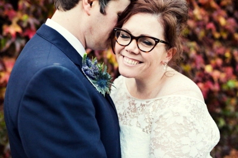 Невеста и жених на свадьбе в очках