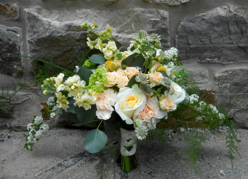 Свадебный букет с кустовыми розами
