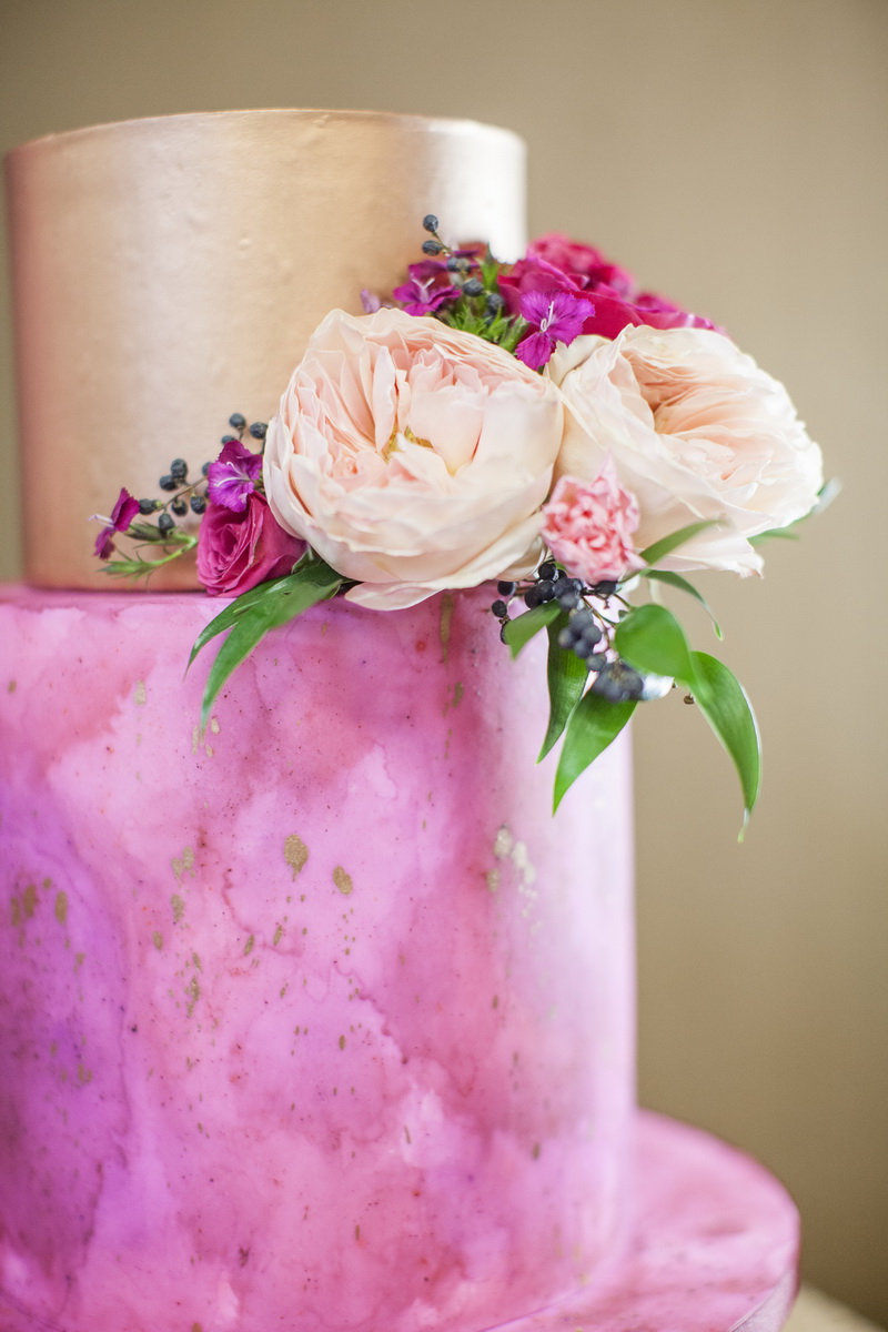 Торт на свадьбе в цвете фуксия