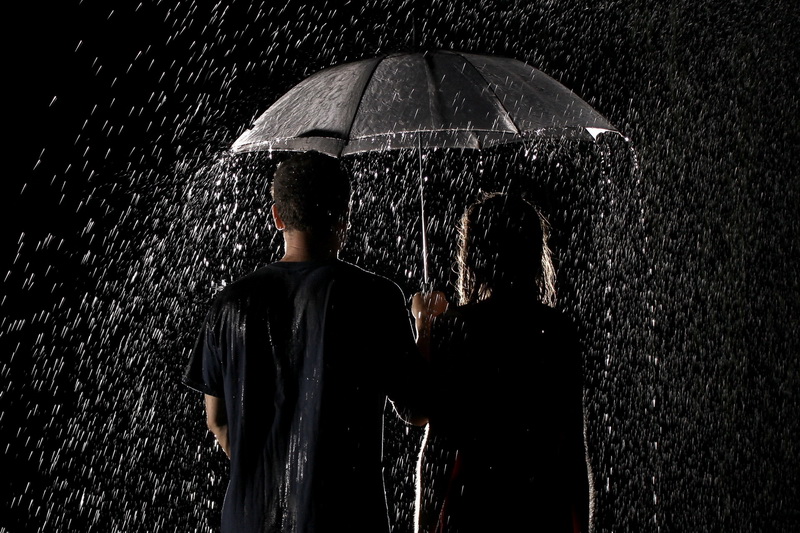 Love Story на природе в дождь
