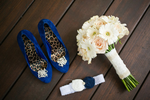 Свадебные туфли, букет и подвязка