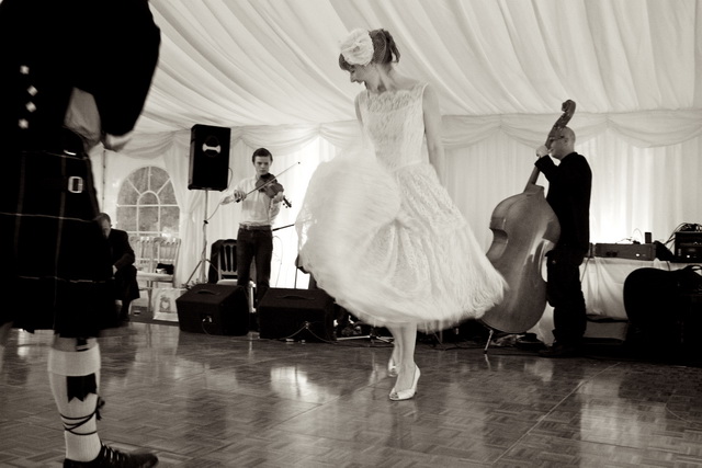 Невеста танцует