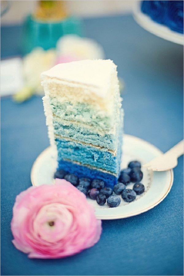 Свадебный торт с синей начинкой