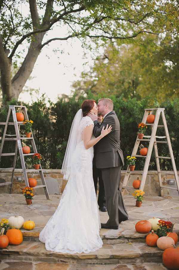 Свадебная осенняя фотосессия с тыквами