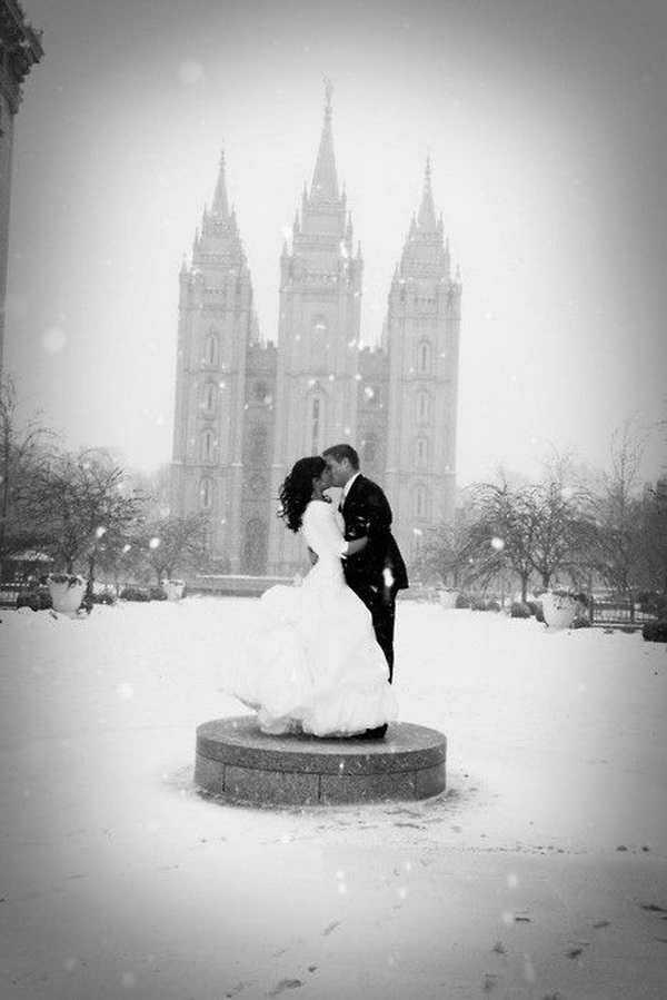 Идея фотосессии для зимней свадьбы в снегопад