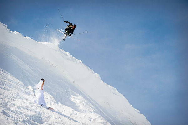 Фотосессия для зимней свадьбы на лыжах