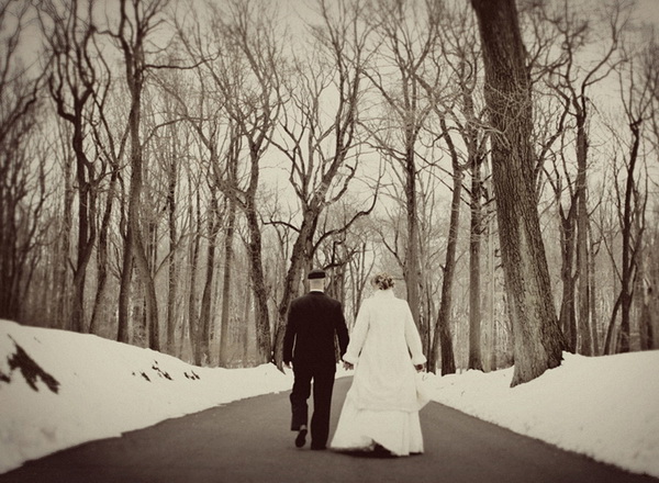 Идея фотосессии для зимней свадьбы в туман