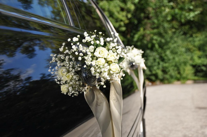 Украшение авто на свадьбу цветами