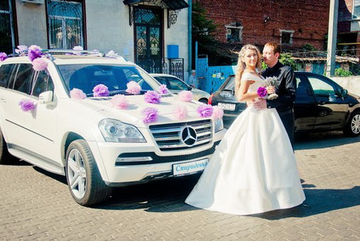 Украшение авто на свадьбу бумажными гирляндами
