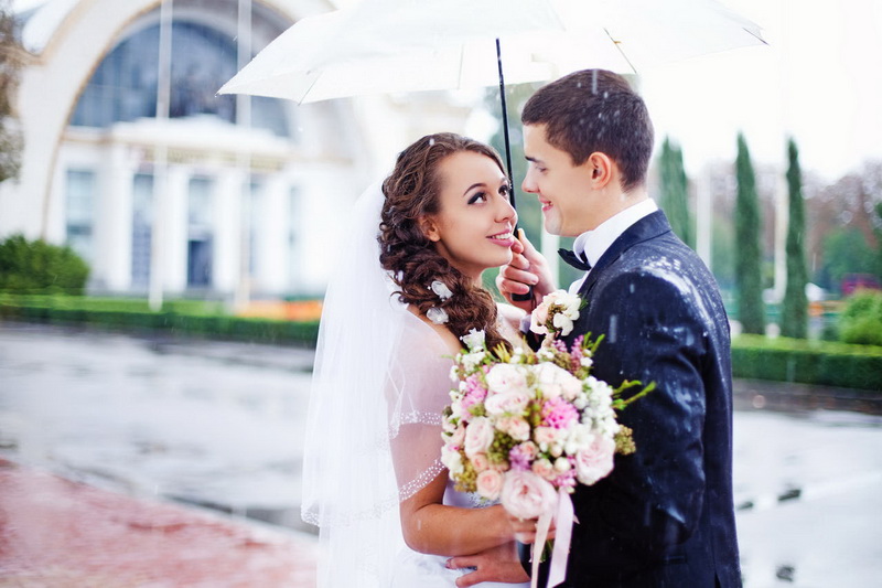 Свадьба под свадебным зонтиком